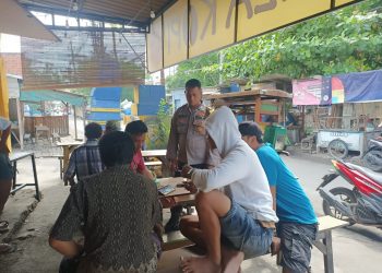 Bhabinkamtibmas Kelurahan Ujung Laksanakan Sambang dan Himbauan Kamtibmas di Warkop Sawah Pulo