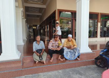 Bhabinkamtibmas Takal Kedinding Silaturahmi dengan Tokoh Agama Bahas Keamanan Jamaah Masjid Al Amanah