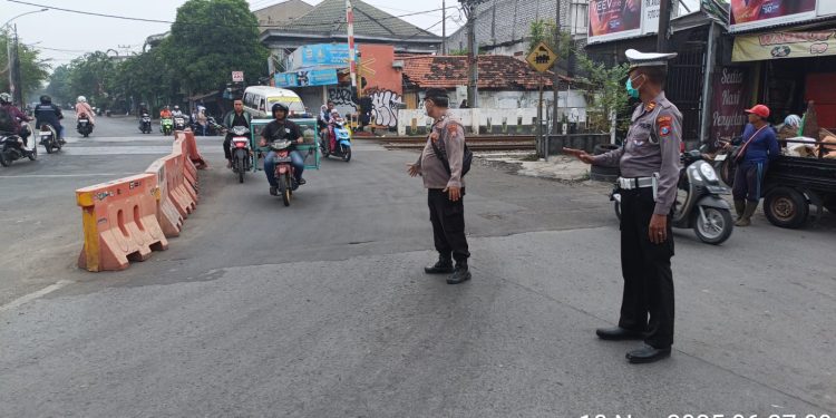 Polsek Asemrowo Gelar Giat Pos Awal di Perlintasan Kereta Api Tambak Mayor