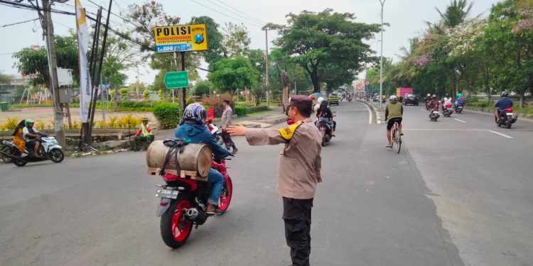 Personil Polsek Kenjeran Laksanakan Pengaturan Arus Lalu Lintas di Pertigaan Jalan Nambangan