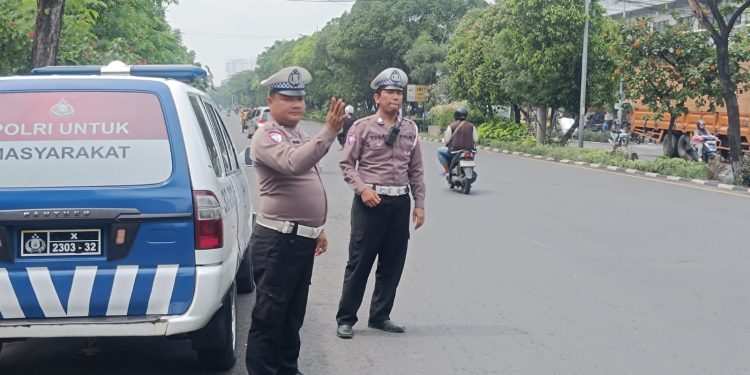 Personel Polsek Krembangan Laksanakan Pemantauan Arus Lalu Lintas di Sekitar TL Mbah Ratu