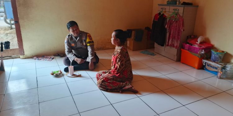 Bhabinkamtibmas Pegirian Sambang Ketua RT Ajak Warga Jaga Kamtibmas dan Waspada Curanmor